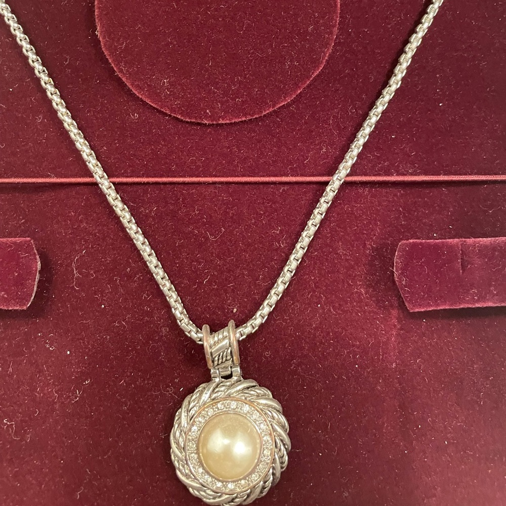 Pearl pendant with silver chain and matching earrings.